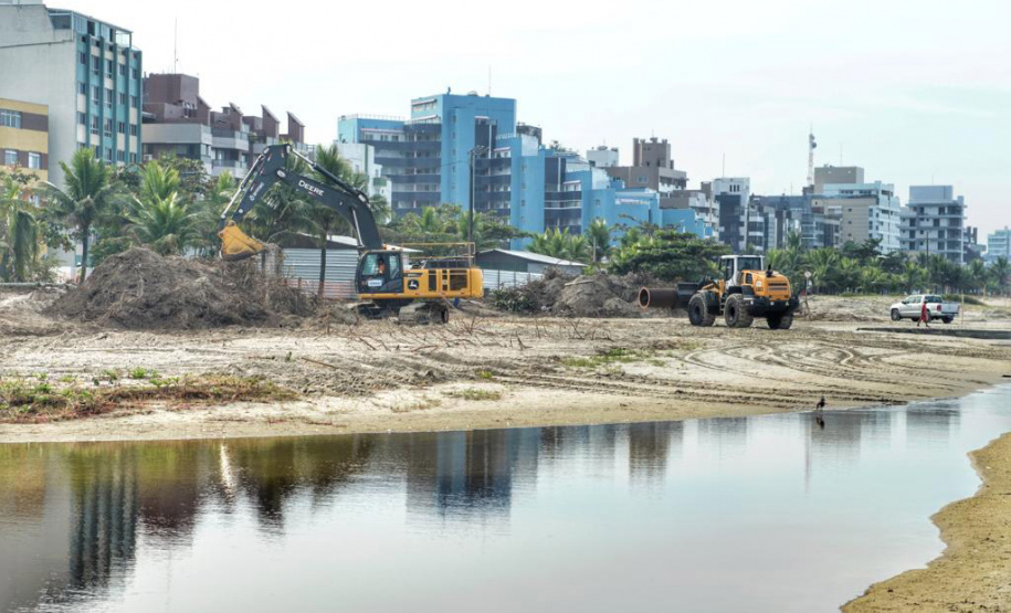 Tubulação é transferida de local em Matinhos