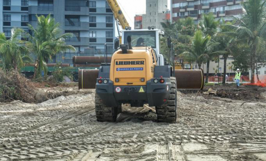 Tubulação é transferida de local em Matinhos