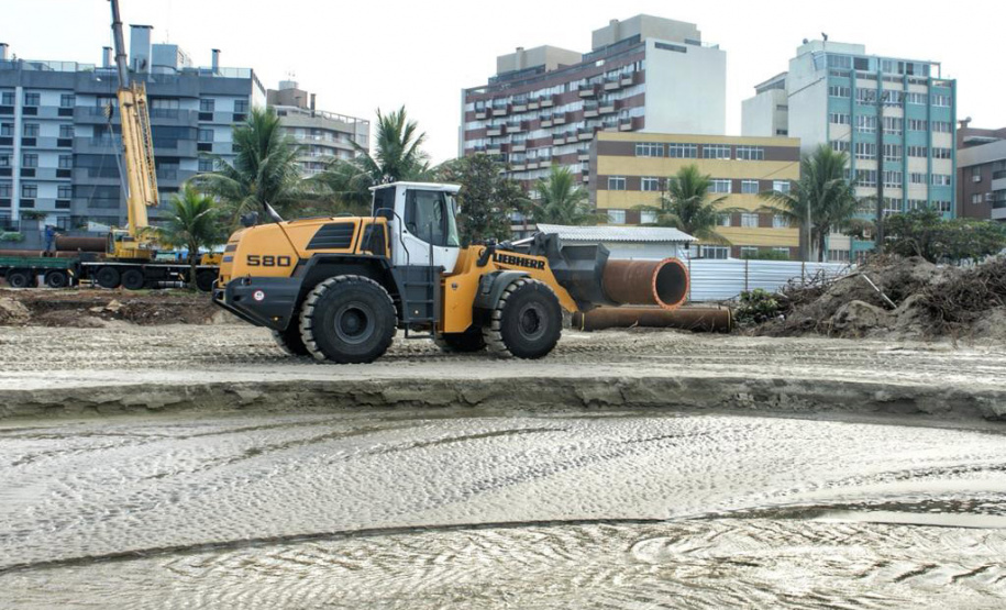 Tubulação é transferida de local em Matinhos