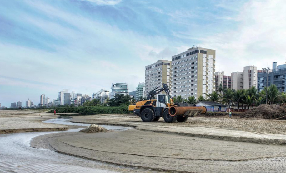 Tubulação é transferida de local em Matinhos