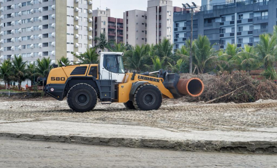 Tubulação é transferida de local em Matinhos