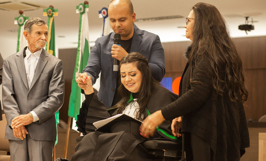 Primeira médica com tetraparesia do Brasil cola grau na Unioeste - Acadêmica Elaine Luzia dos Santos recebeu o grau de médica depois de enfrentar as sequelas de um Acidente Vascular Cerebral (AVC) que apenas adiou a conclusão do curso  -  Cascavel, 10/06/2022 -
