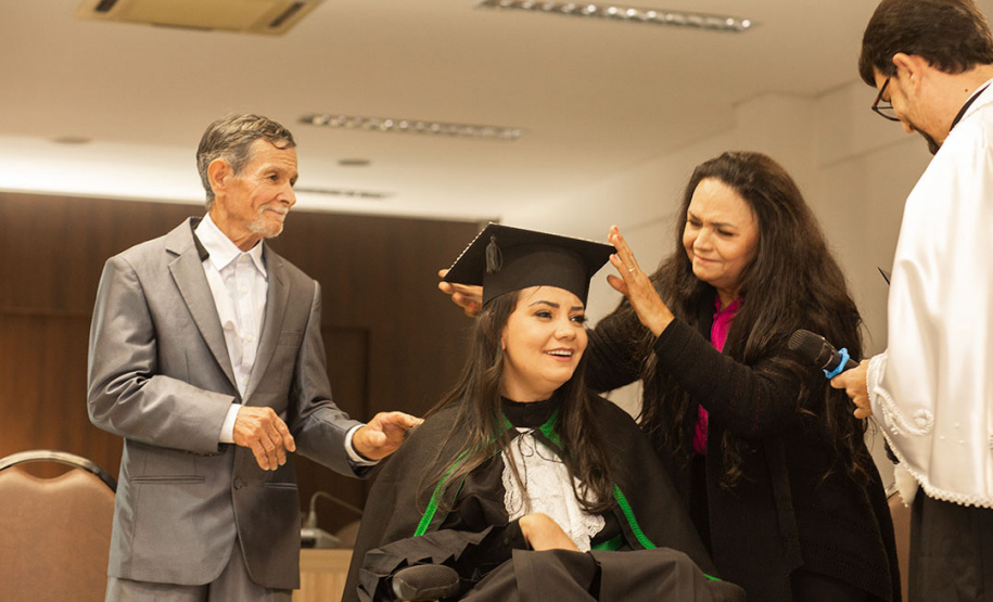 Primeira médica com tetraparesia do Brasil cola grau na Unioeste - Acadêmica Elaine Luzia dos Santos recebeu o grau de médica depois de enfrentar as sequelas de um Acidente Vascular Cerebral (AVC) que apenas adiou a conclusão do curso  -  Cascavel, 10/06/2022 -