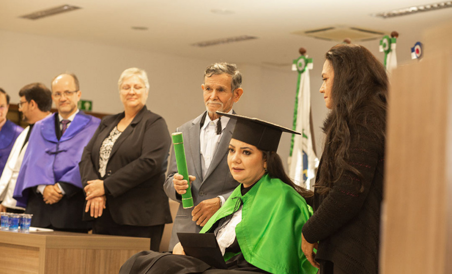 Primeira médica com tetraparesia do Brasil cola grau na Unioeste - Acadêmica Elaine Luzia dos Santos recebeu o grau de médica depois de enfrentar as sequelas de um Acidente Vascular Cerebral (AVC) que apenas adiou a conclusão do curso  -  Cascavel, 10/06/2022 -