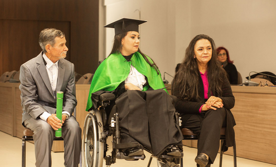 Primeira médica com tetraparesia do Brasil cola grau na Unioeste - Acadêmica Elaine Luzia dos Santos recebeu o grau de médica depois de enfrentar as sequelas de um Acidente Vascular Cerebral (AVC) que apenas adiou a conclusão do curso  -  Cascavel, 10/06/2022 -