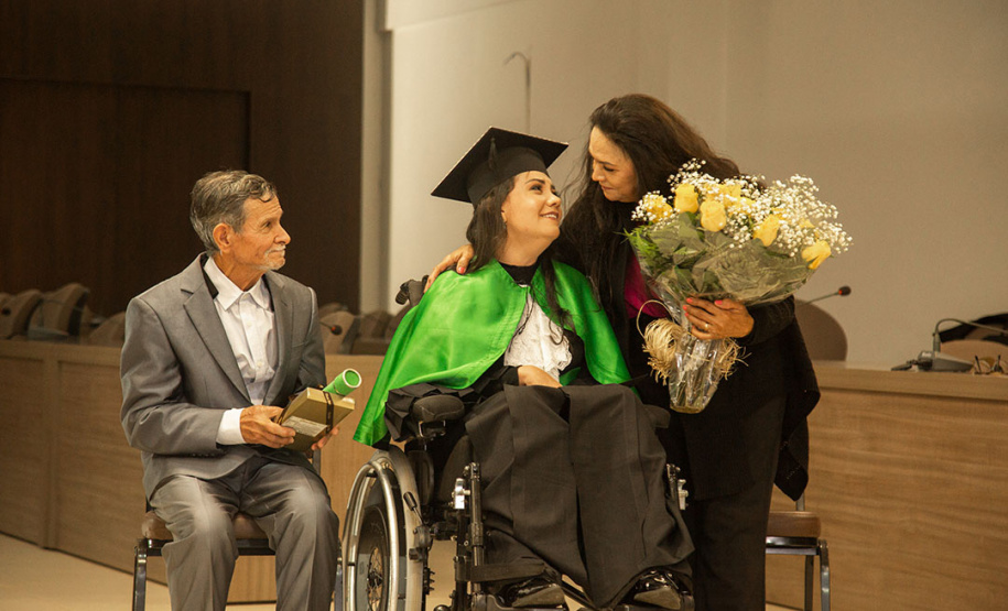 Primeira médica com tetraparesia do Brasil cola grau na Unioeste - Acadêmica Elaine Luzia dos Santos recebeu o grau de médica depois de enfrentar as sequelas de um Acidente Vascular Cerebral (AVC) que apenas adiou a conclusão do curso  -  Cascavel, 10/06/2022 -