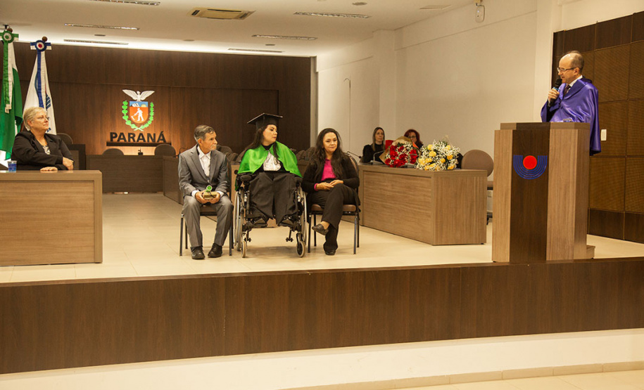 Primeira médica com tetraparesia do Brasil cola grau na Unioeste - Acadêmica Elaine Luzia dos Santos recebeu o grau de médica depois de enfrentar as sequelas de um Acidente Vascular Cerebral (AVC) que apenas adiou a conclusão do curso  -  Cascavel, 10/06/2022 -