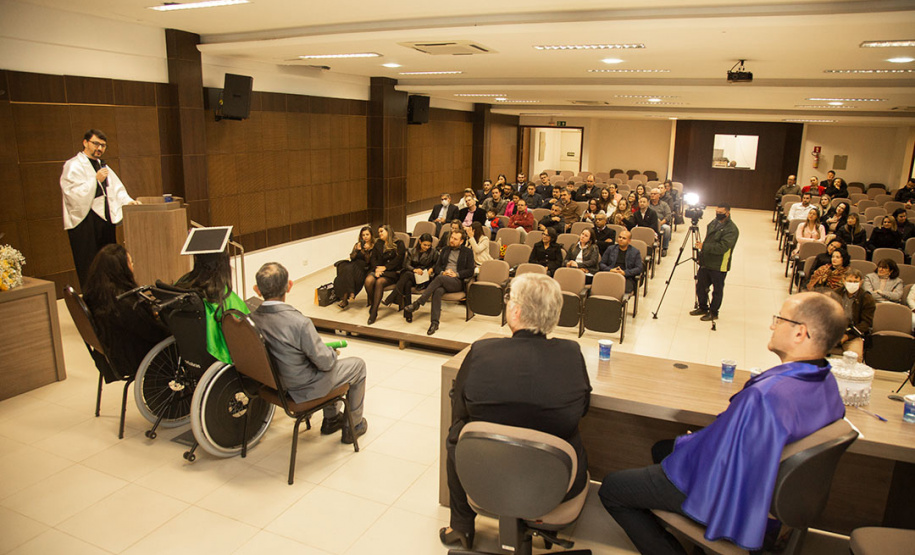 Primeira médica com tetraparesia do Brasil cola grau na Unioeste - Acadêmica Elaine Luzia dos Santos recebeu o grau de médica depois de enfrentar as sequelas de um Acidente Vascular Cerebral (AVC) que apenas adiou a conclusão do curso  -  Cascavel, 10/06/2022 -