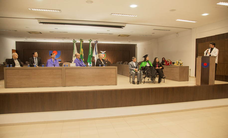 Primeira médica com tetraparesia do Brasil cola grau na Unioeste - Acadêmica Elaine Luzia dos Santos recebeu o grau de médica depois de enfrentar as sequelas de um Acidente Vascular Cerebral (AVC) que apenas adiou a conclusão do curso  -  Cascavel, 10/06/2022 -