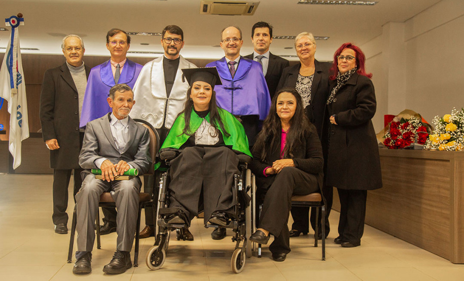 Primeira médica com tetraparesia do Brasil cola grau na Unioeste - Acadêmica Elaine Luzia dos Santos recebeu o grau de médica depois de enfrentar as sequelas de um Acidente Vascular Cerebral (AVC) que apenas adiou a conclusão do curso  -  Cascavel, 10/06/2022 -
