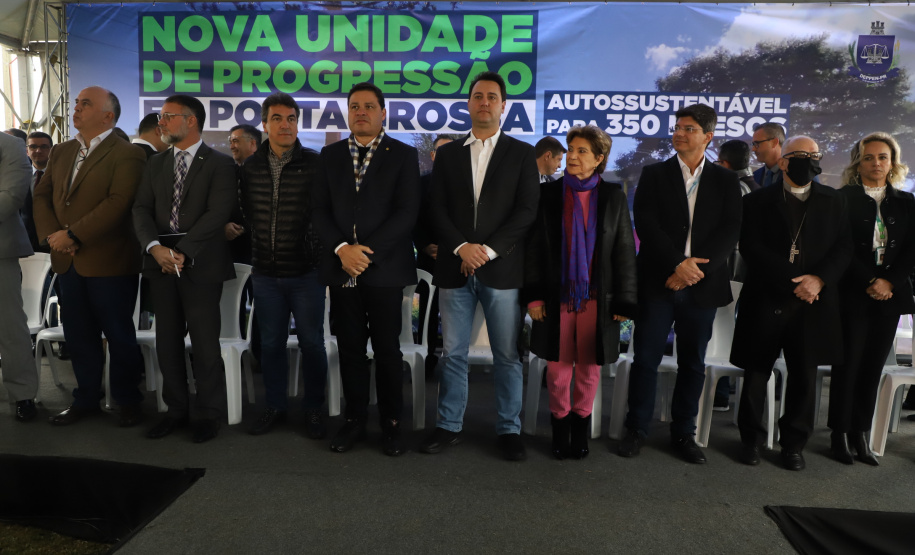 Governador entrega colégio e anuncia pavimentação da Estrada de Alagados, em Ponta Grossa