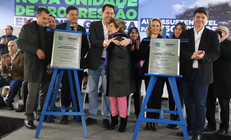 Governador entrega colégio e anuncia pavimentação da Estrada de Alagados, em Ponta Grossa