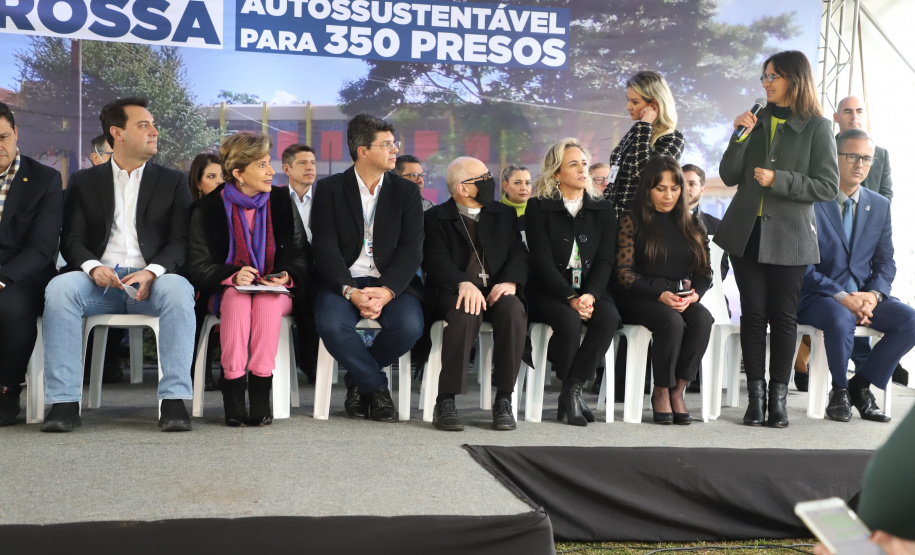 Governador entrega colégio e anuncia pavimentação da Estrada de Alagados, em Ponta Grossa