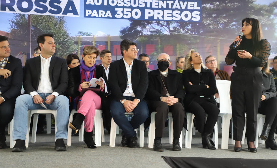 Governador entrega colégio e anuncia pavimentação da Estrada de Alagados, em Ponta Grossa