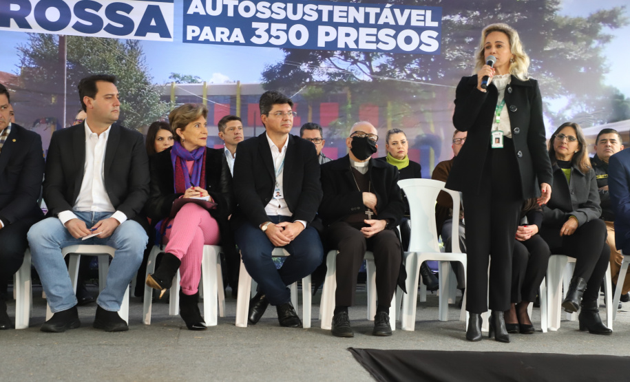 Governador entrega colégio e anuncia pavimentação da Estrada de Alagados, em Ponta Grossa