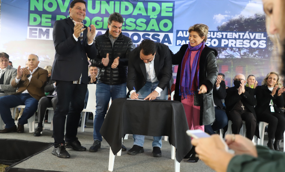 Governador entrega colégio e anuncia pavimentação da Estrada de Alagados, em Ponta Grossa