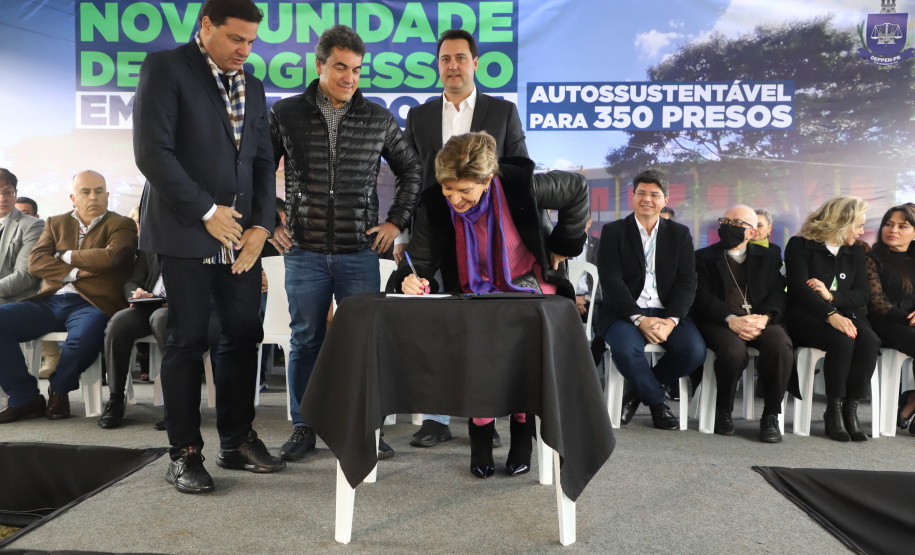 Governador entrega colégio e anuncia pavimentação da Estrada de Alagados, em Ponta Grossa