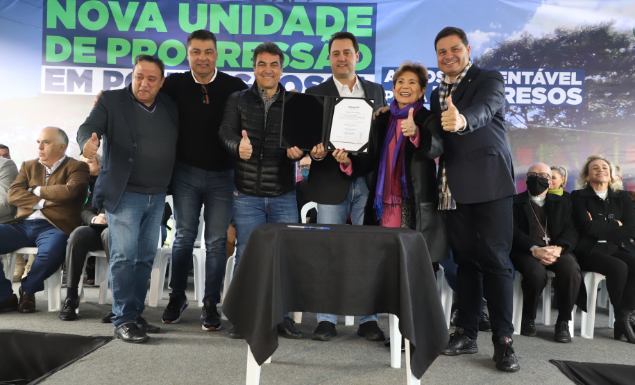 Governador entrega colégio e anuncia pavimentação da Estrada de Alagados, em Ponta Grossa