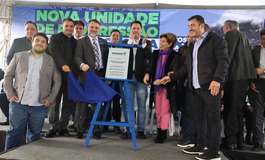 Governador entrega colégio e anuncia pavimentação da Estrada de Alagados, em Ponta Grossa
