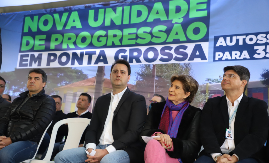 Governador entrega colégio e anuncia pavimentação da Estrada de Alagados, em Ponta Grossa
