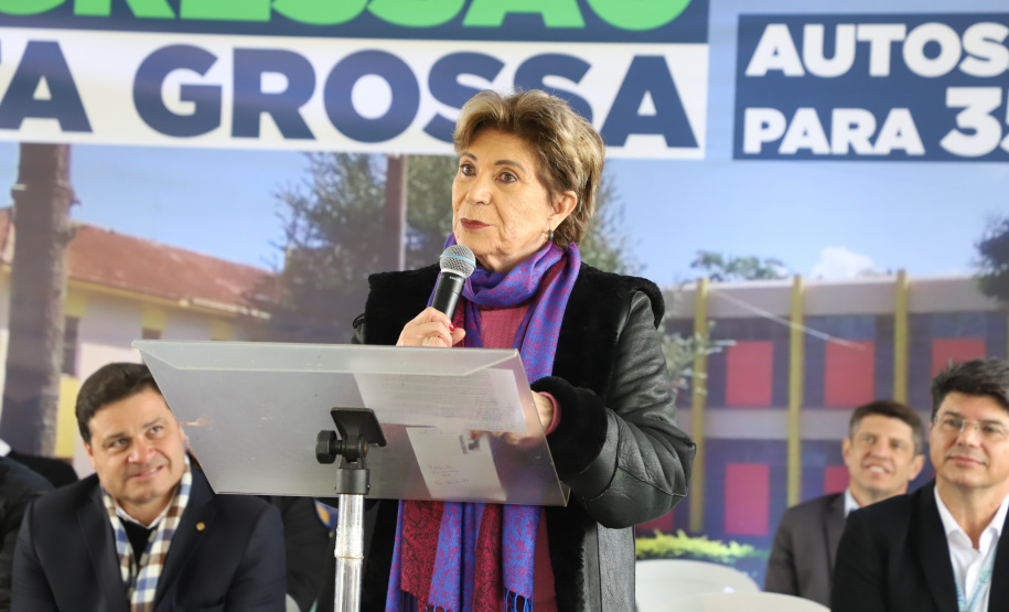 Governador entrega colégio e anuncia pavimentação da Estrada de Alagados, em Ponta Grossa