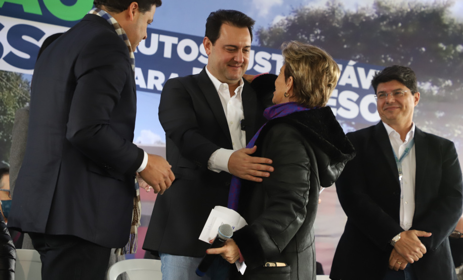 Governador entrega colégio e anuncia pavimentação da Estrada de Alagados, em Ponta Grossa