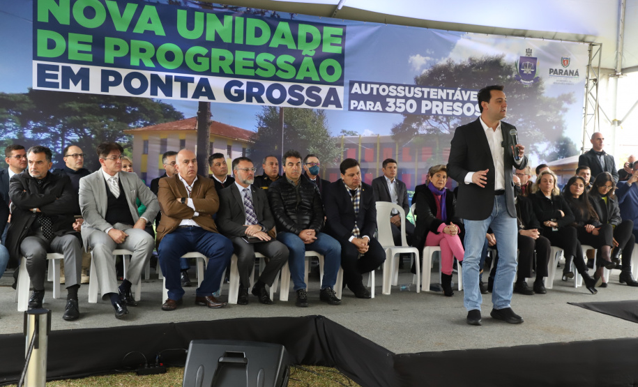 Governador entrega colégio e anuncia pavimentação da Estrada de Alagados, em Ponta Grossa