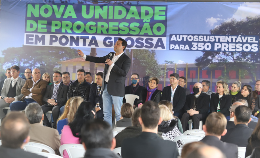 Governador entrega colégio e anuncia pavimentação da Estrada de Alagados, em Ponta Grossa