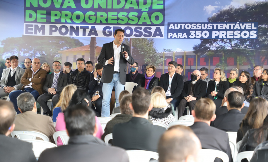 Governador entrega colégio e anuncia pavimentação da Estrada de Alagados, em Ponta Grossa