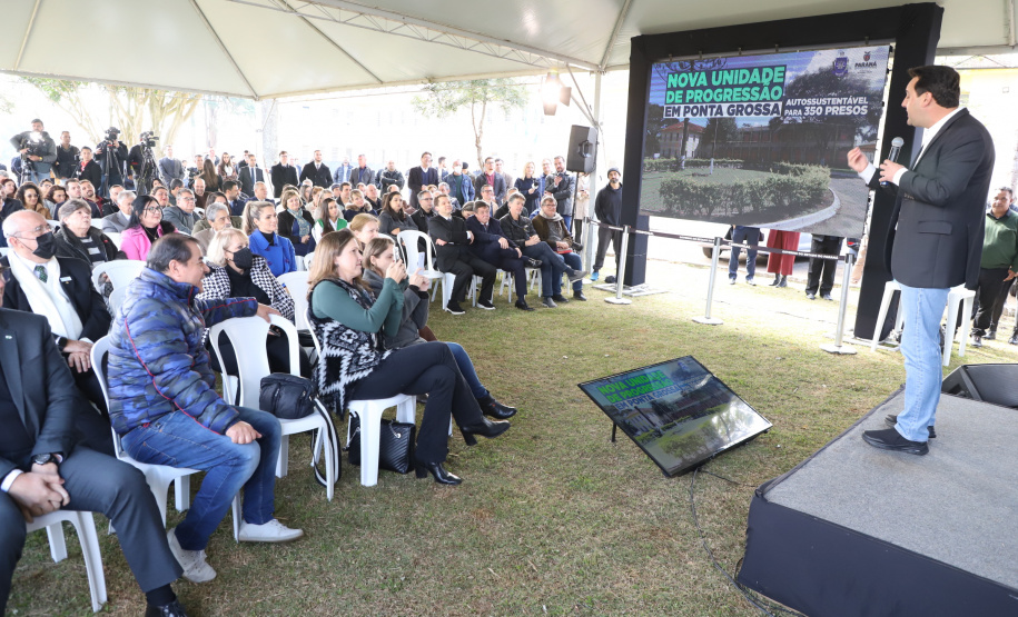Governador entrega colégio e anuncia pavimentação da Estrada de Alagados, em Ponta Grossa