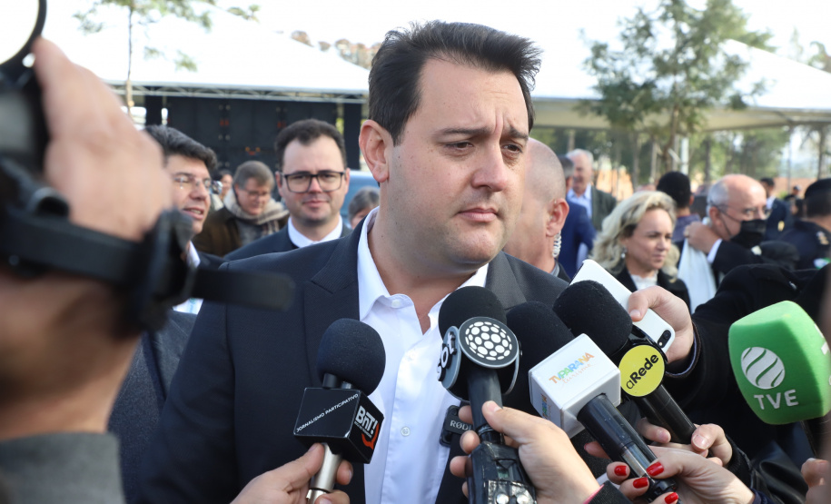 Governador entrega colégio e anuncia pavimentação da Estrada de Alagados, em Ponta Grossa