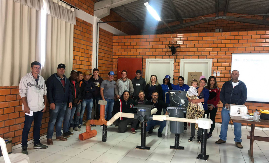 Técnicos da Sanepar capacitam pessoas da comunidade para atuar em manutenção e instalação hidráulica