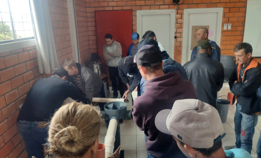 Técnicos da Sanepar capacitam pessoas da comunidade para atuar em manutenção e instalação hidráulica