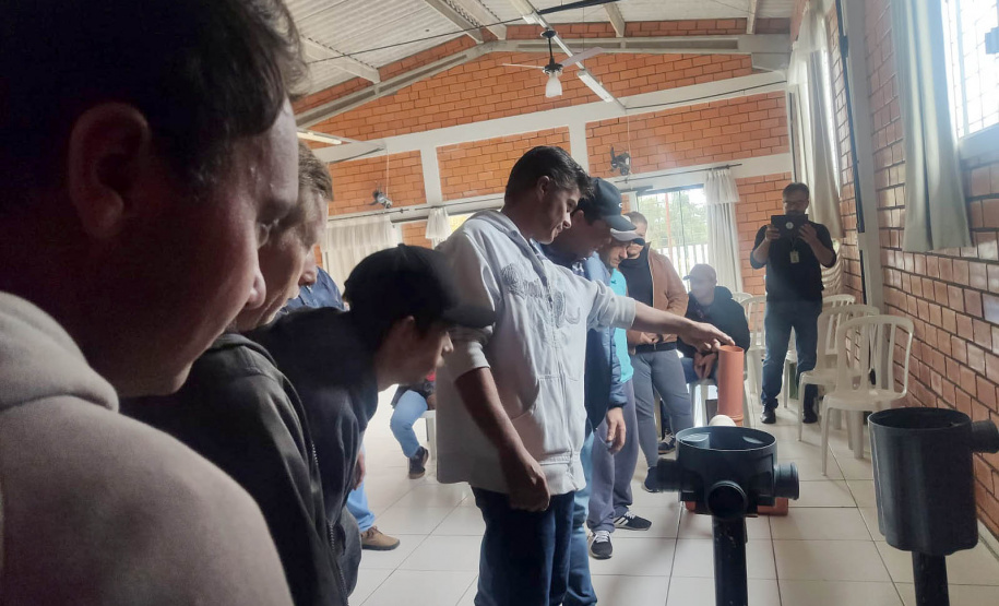 Técnicos da Sanepar capacitam pessoas da comunidade para atuar em manutenção e instalação hidráulica