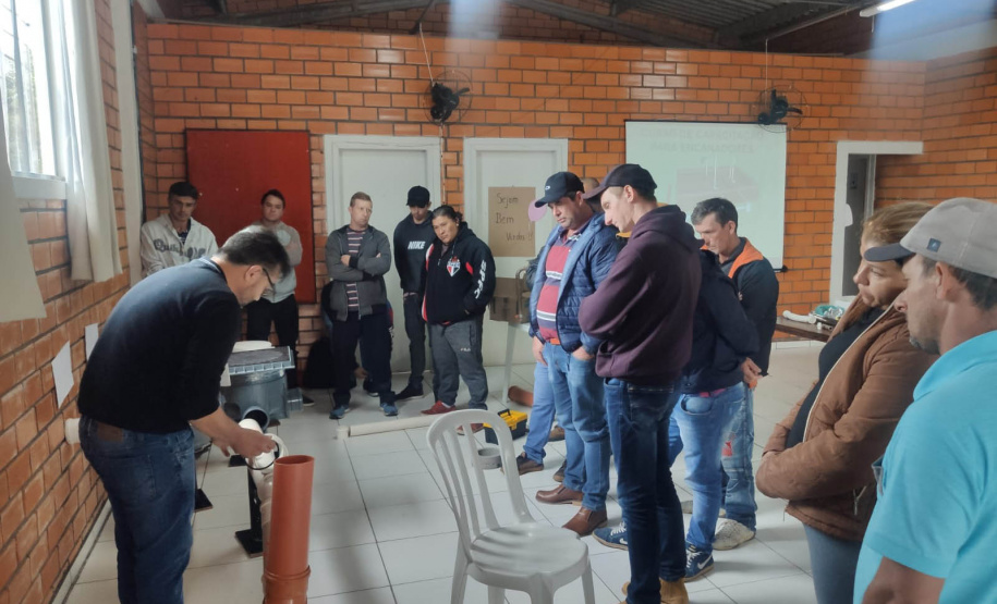 Técnicos da Sanepar capacitam pessoas da comunidade para atuar em manutenção e instalação hidráulica