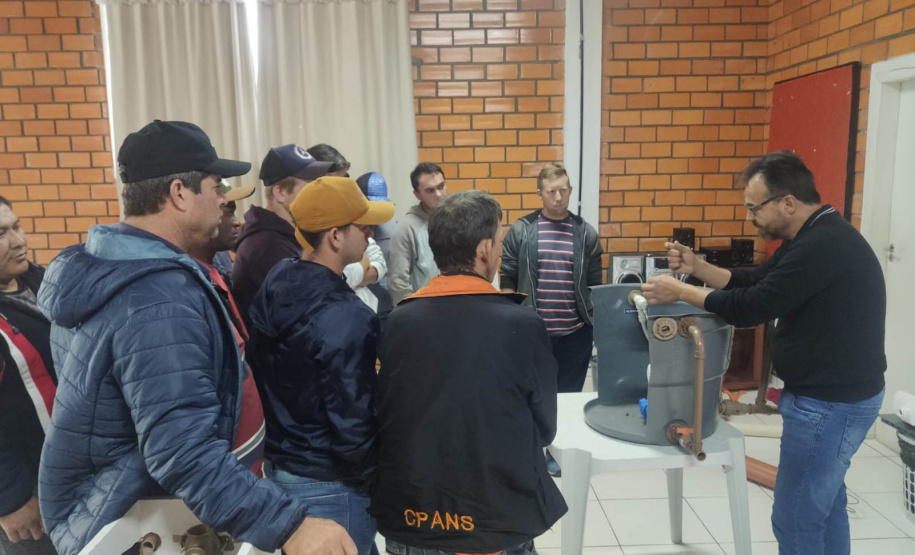 Técnicos da Sanepar capacitam pessoas da comunidade para atuar em manutenção e instalação hidráulica