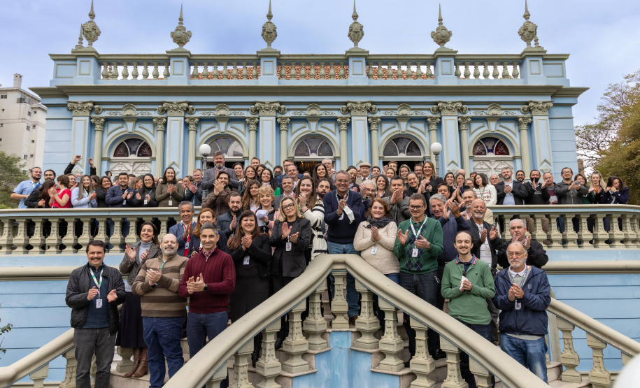 Colaboradores e parceiros em clima de confraternização comemoram com coro Ottava Bassa e foto no Palacete dos Leões