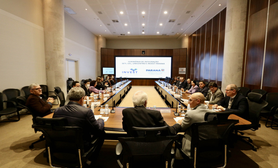 Invest Paraná assina convênios com universidades para pesquisas dentro do VRS