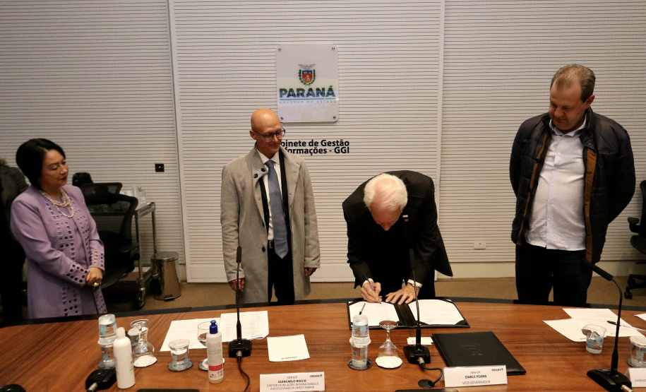 Invest Paraná assina convênios com universidades para pesquisas dentro do VRS