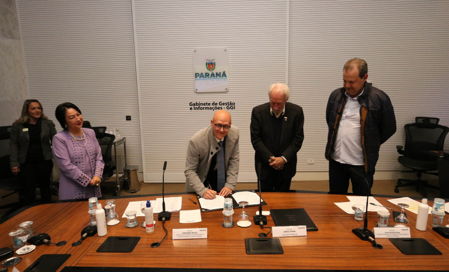 Invest Paraná assina convênios com universidades para pesquisas dentro do VRS