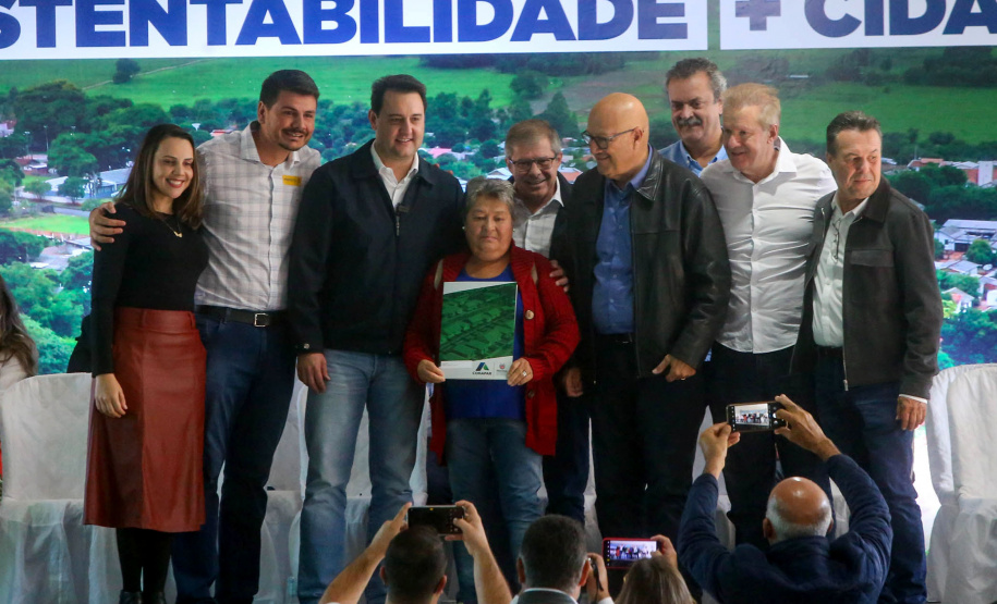 Programa de regularização de casas garante reconhecimento a 16 mil famílias paranaenses