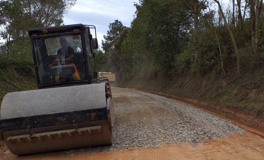Rodovia de Doutor Ulysses recebe serviços de conservação