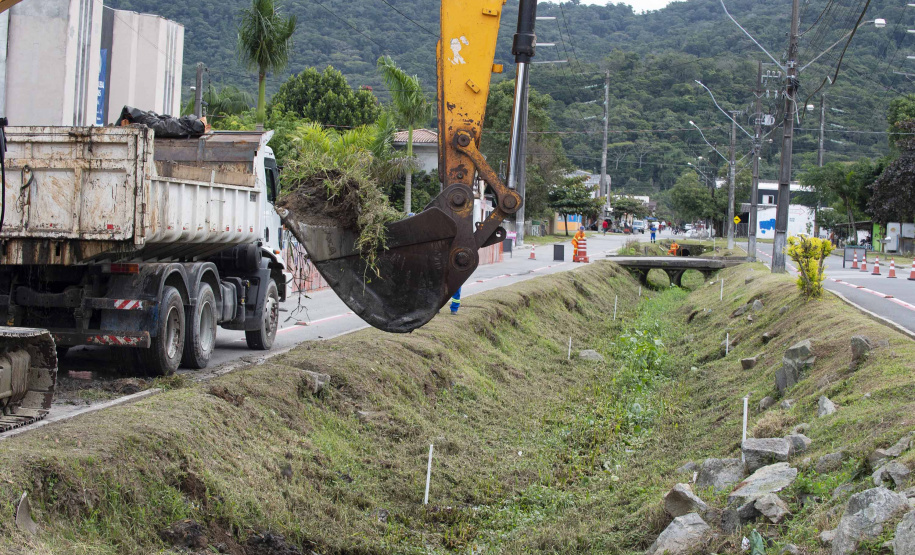 Máquinas começam a operar em obras de macrodrenagem em Matinhos