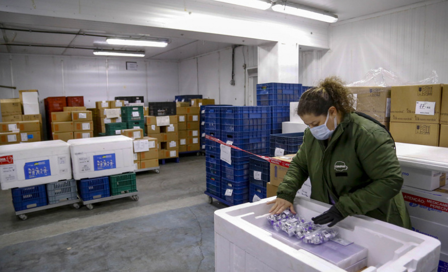 Saúde distribui 252,5 mil vacinas contra a Covid-19; lote inclui dose de reforço para adolescentes