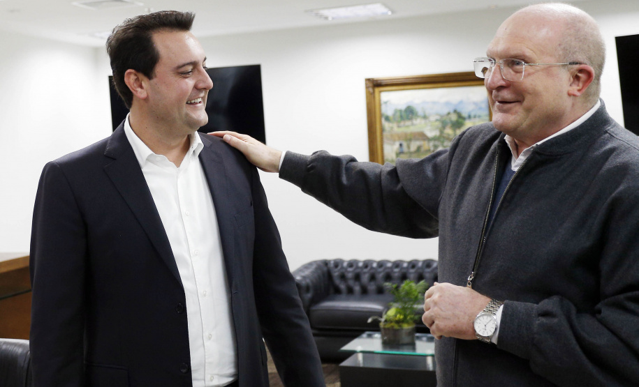 O governador Carlos Massa Ratinho Junior recebeu nesta quinta-feira (2), das mãos do arcebispo de Curitiba, dom José Antonio Peruzzo, o convite para participar da festa na Capital no dia 16 de junho.