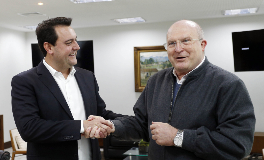 O governador Carlos Massa Ratinho Junior recebeu nesta quinta-feira (2), das mãos do arcebispo de Curitiba, dom José Antonio Peruzzo, o convite para participar da festa na Capital no dia 16 de junho.
