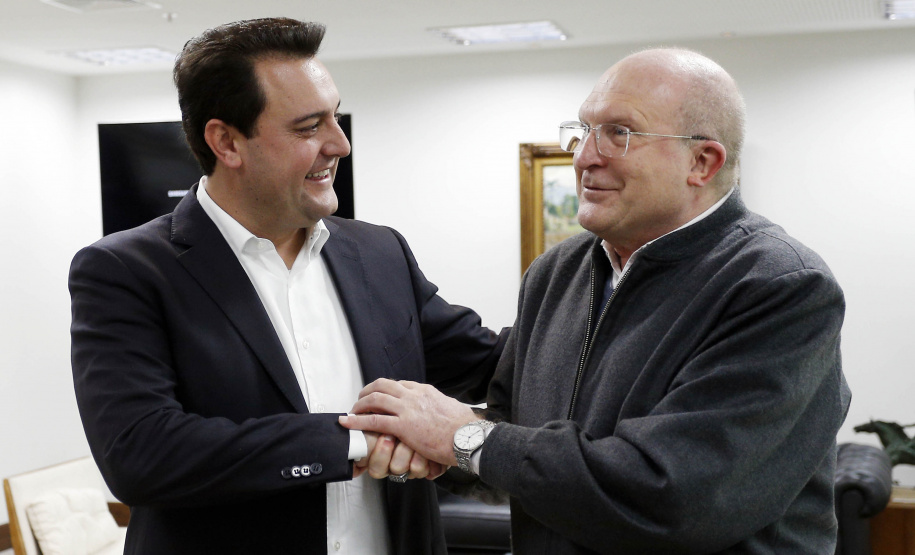 O governador Carlos Massa Ratinho Junior recebeu nesta quinta-feira (2), das mãos do arcebispo de Curitiba, dom José Antonio Peruzzo, o convite para participar da festa na Capital no dia 16 de junho.