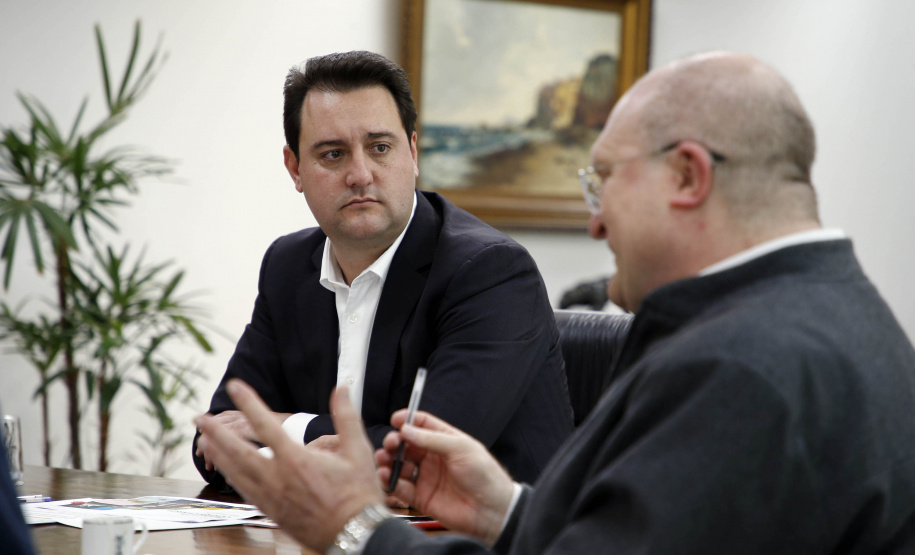 O governador Carlos Massa Ratinho Junior recebeu nesta quinta-feira (2), das mãos do arcebispo de Curitiba, dom José Antonio Peruzzo, o convite para participar da festa na Capital no dia 16 de junho.