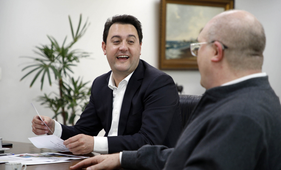 O governador Carlos Massa Ratinho Junior recebeu nesta quinta-feira (2), das mãos do arcebispo de Curitiba, dom José Antonio Peruzzo, o convite para participar da festa na Capital no dia 16 de junho.