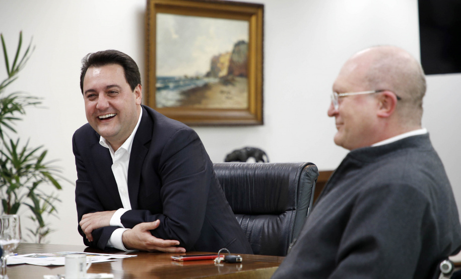 O governador Carlos Massa Ratinho Junior recebeu nesta quinta-feira (2), das mãos do arcebispo de Curitiba, dom José Antonio Peruzzo, o convite para participar da festa na Capital no dia 16 de junho.